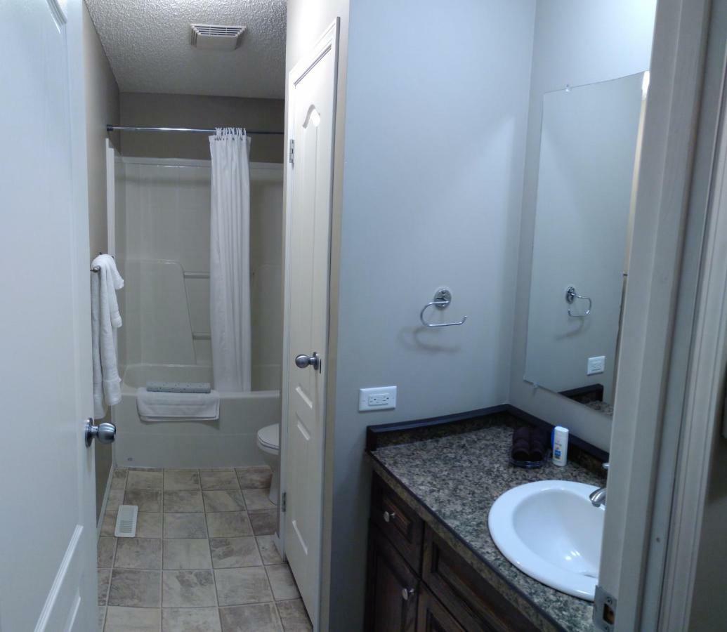 Campbell'S Accommodations Gull Lake エクステリア 写真